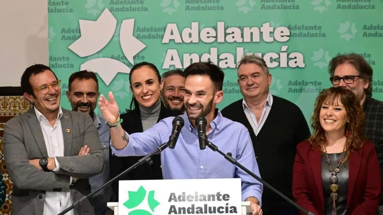 David de la Cruz, con Kichi, Teresa Rodr&iacute;guez y compa&ntilde;eros del equipo de Gobierno y Adelante C&aacute;diz, en el acto de ratificaci&oacute;n de su candidatura para alcalde en 2023. - Eulogio Garc&iacute;a.