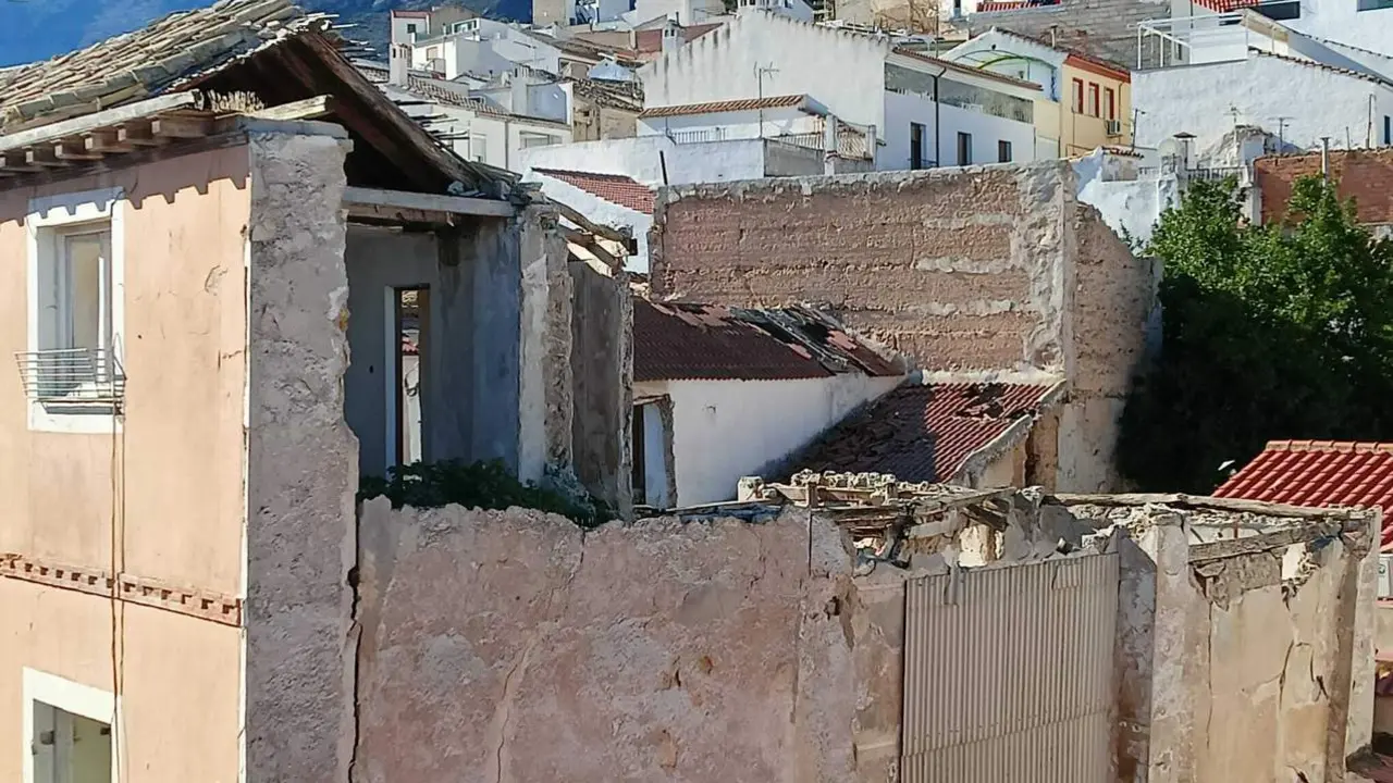 Piden soluci&oacute;n a los derrumbes de casas en la calle &lsquo;Almendros Aguilar&rsquo;de Ja&eacute;n capital