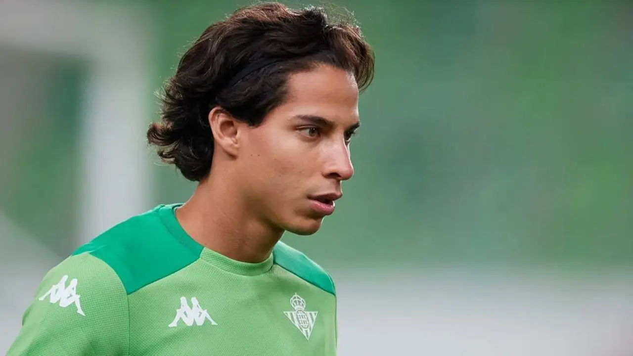 El futbolista mexicano del Betis, Diego Lainez, antes de un partido.  - rbb