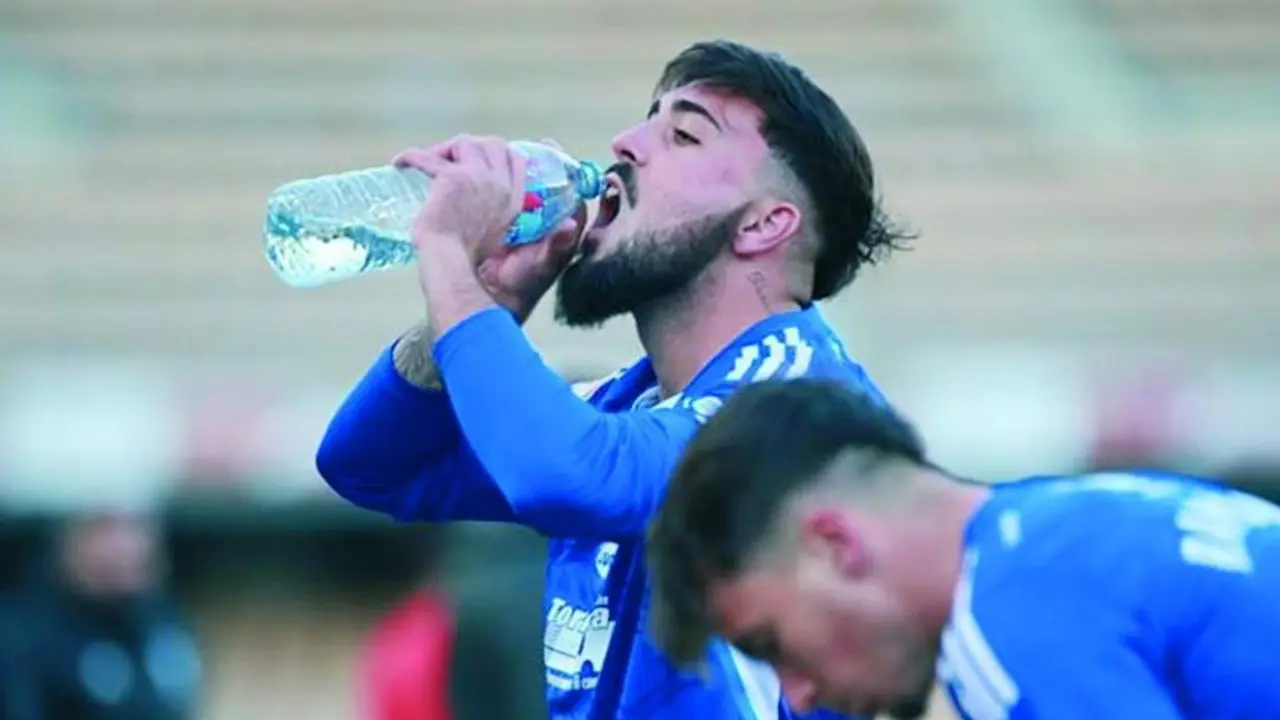 Chicho bebe agua en su estreno ante el Ciudad de Lucena en Chap&iacute;n - XCD