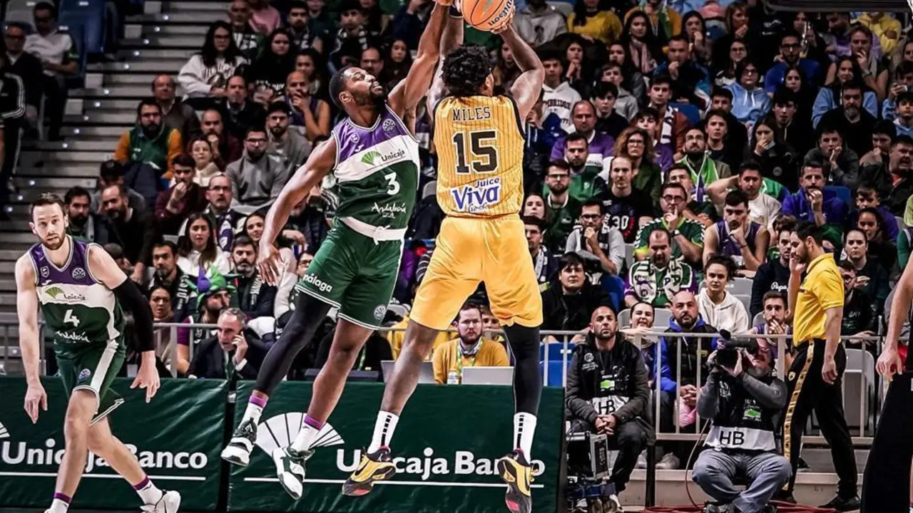  Melvin Ejim le coloca un tap&oacute;n a Isaiah Miles, de los mejores del AEK - BCL