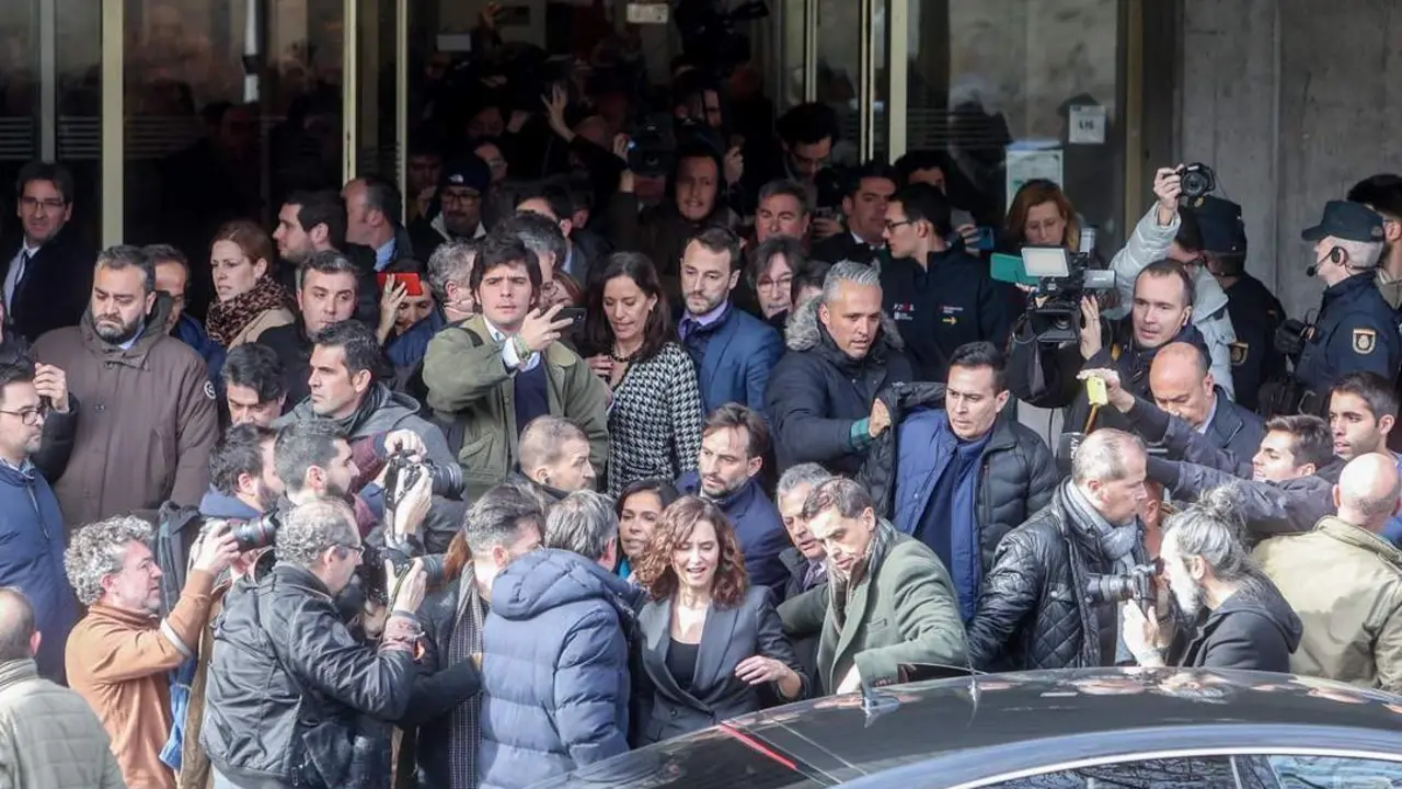 Ayuso entre protestas. - EP