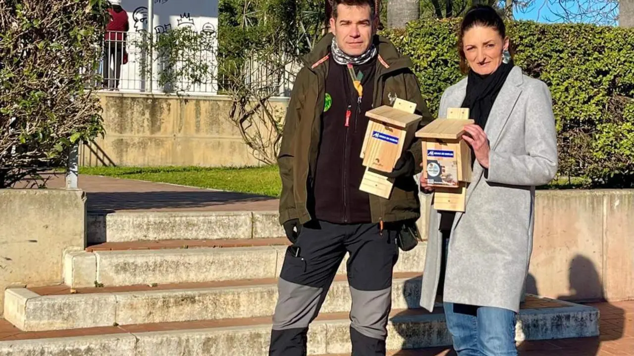 Entrega de las cajas refugio para murci&eacute;lagos. - VH