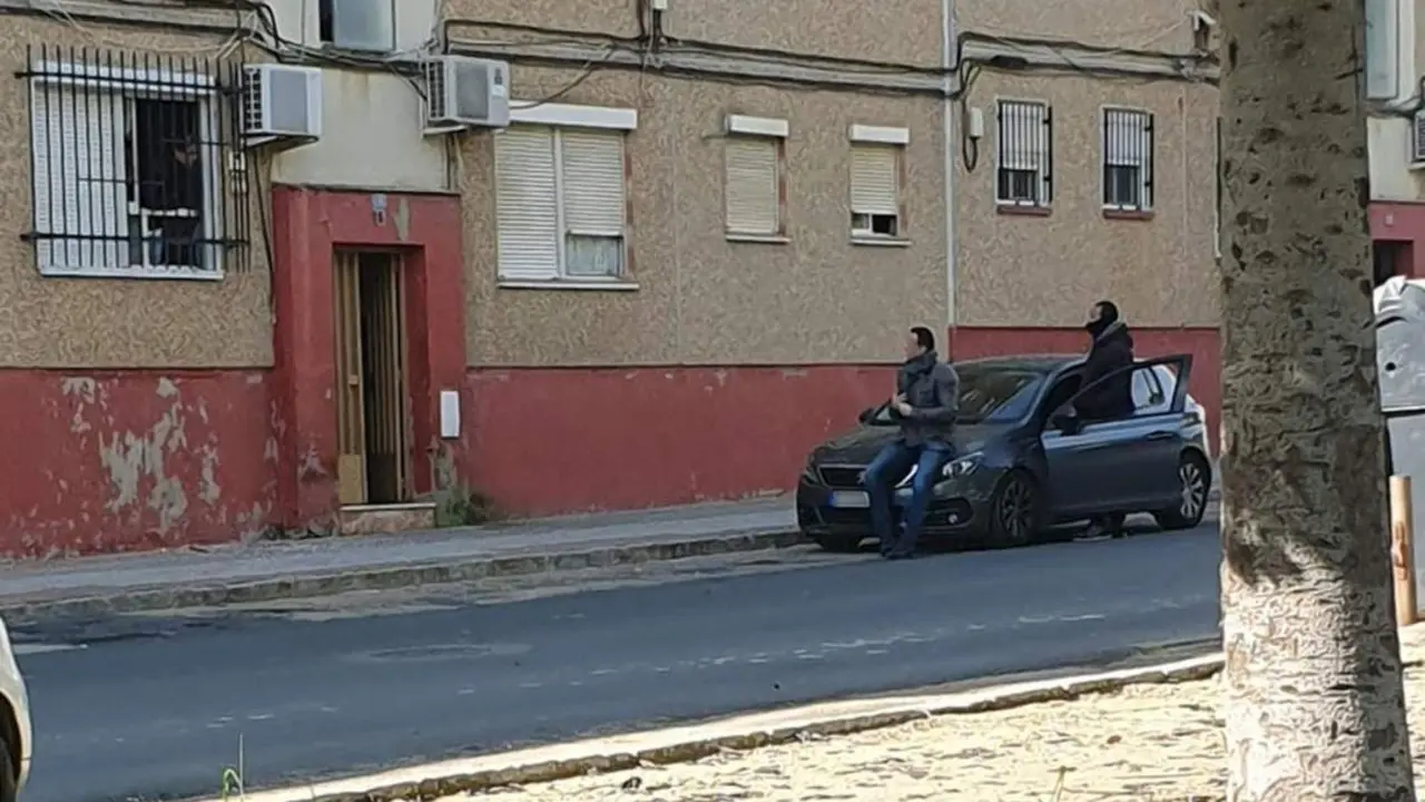 Agentes negocian con el hombre atrincherado. - VH