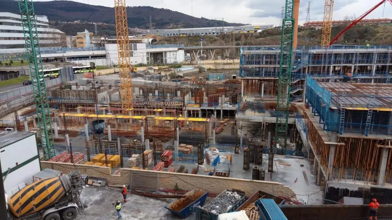 Trabajadores en una obra de construcci&oacute;n de viviendas. - Europa Press