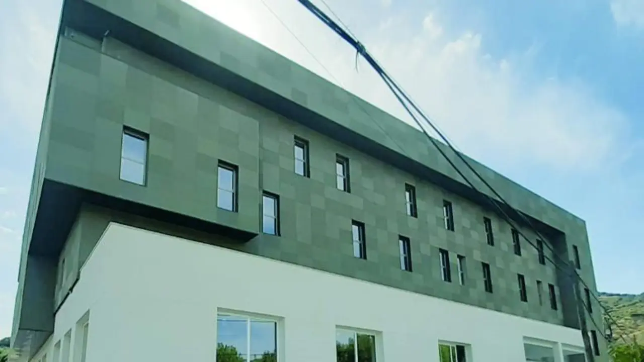 Edificio del Balneario de Frailes.  - JJMG