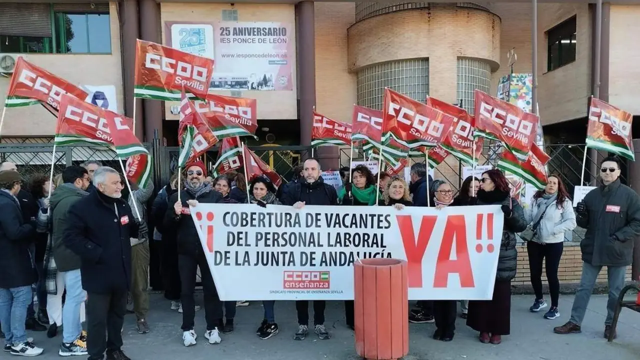Concentraci&oacute;n de CCOO para pedir la cobertura de vacantes de personal  - CCOO