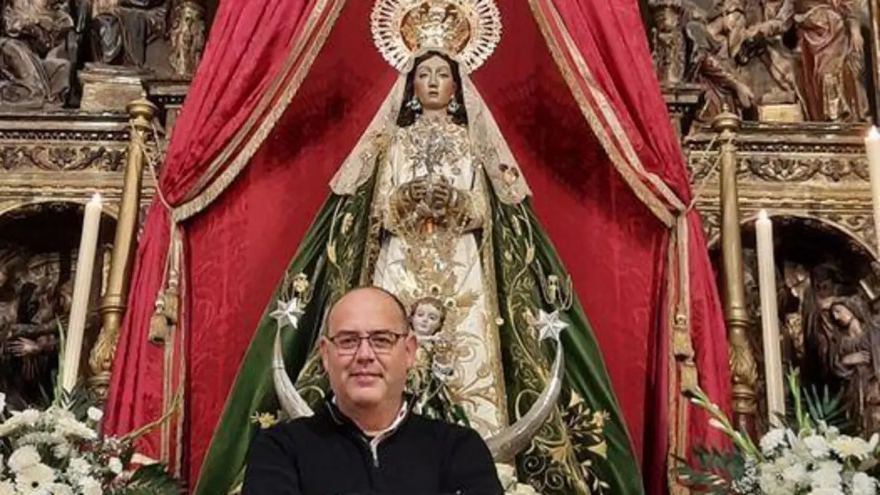 FRANCIS GALLARDO ANTE LA PATRONA DE MEDINA SIDONIA.  - CONSEJO LOCAL HERMANDADES MEDINA