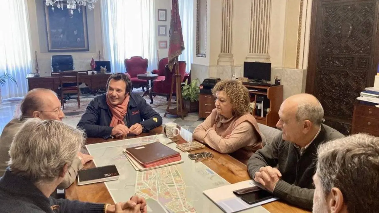 El alcalde, con representantes de Grupo Q. - VIVA