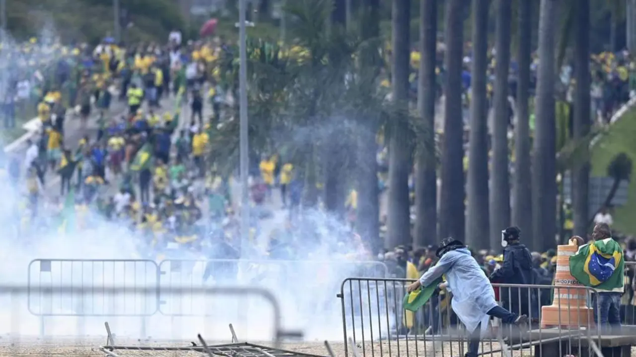 Polic&iacute;as antidisturbios entran al palacio presidencial de Brasil. - EFE