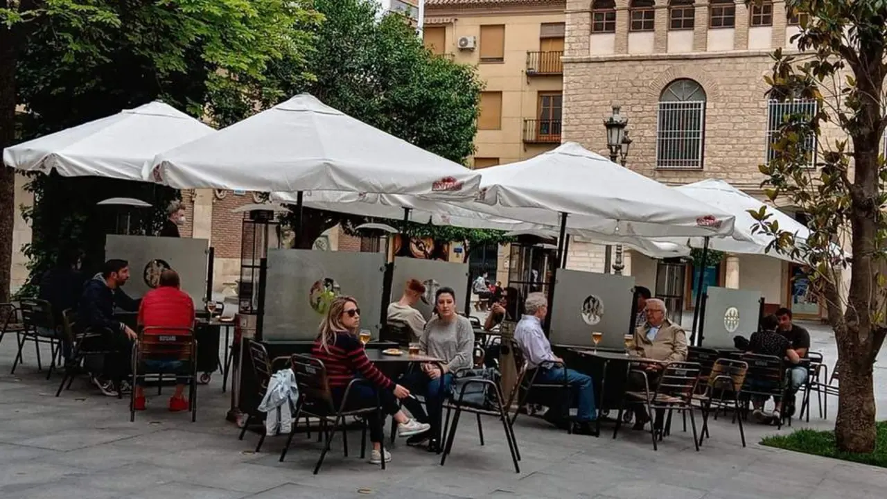 Terraza en De&aacute;n Mazas en imagen de archivo. - Viva Ja&eacute;n.