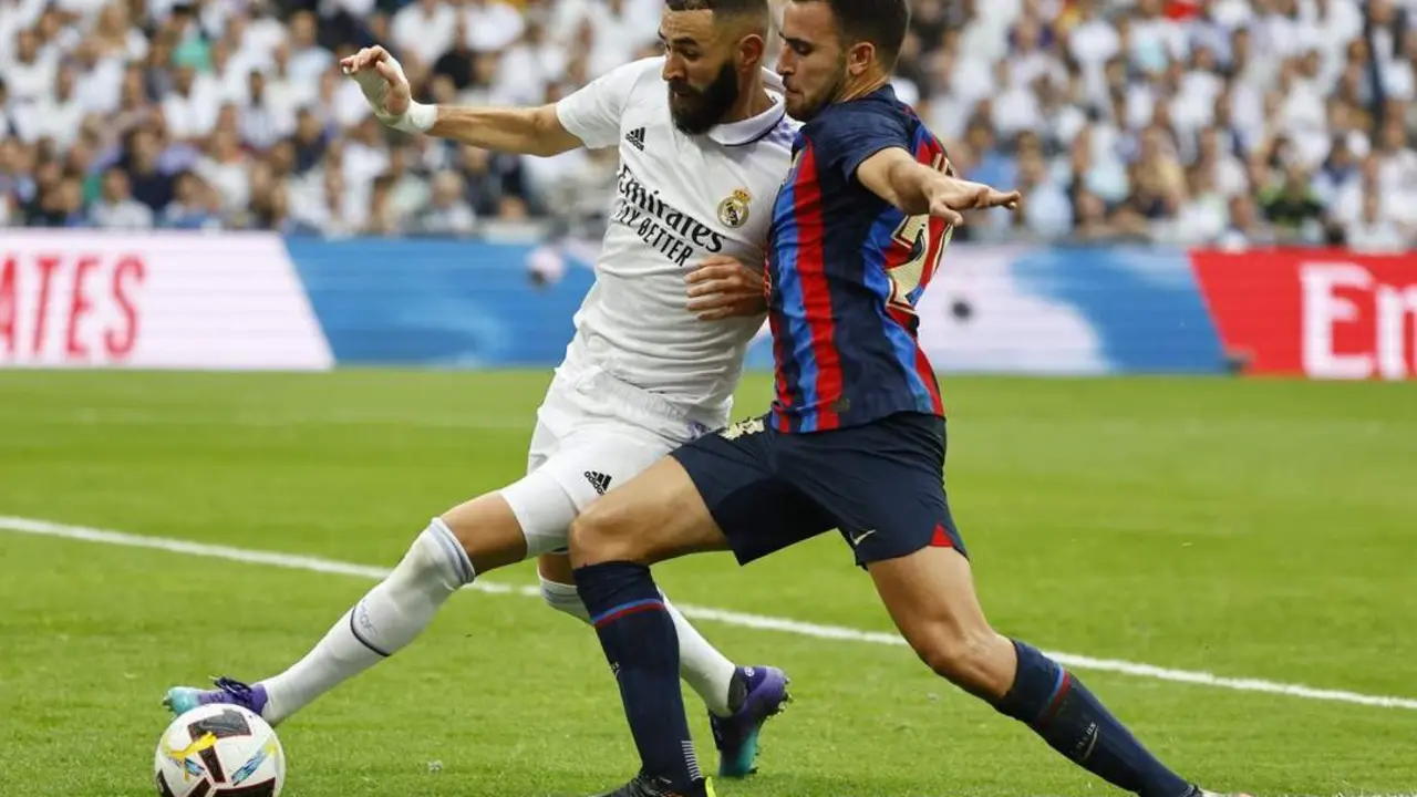 Karim Benzema y Eric Garc&iacute;a pelean por la posesi&oacute;n de la pelota. - efe