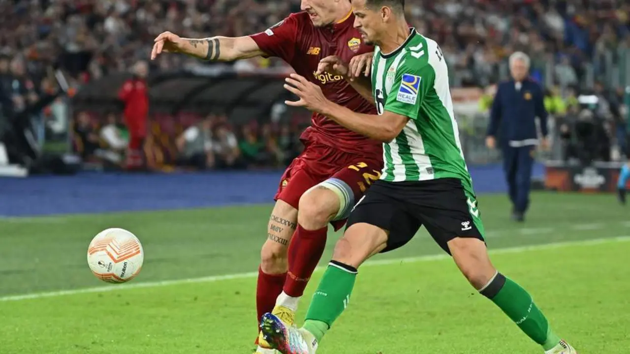 Luiz Felipe pugna con Zaniolo durante el partido contra la Roma - efe