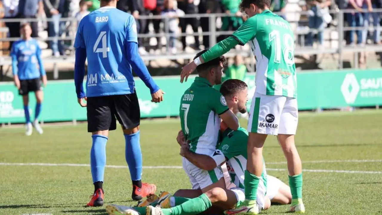 Los verdiblancos celebran el 1-1 en el 94 - ASCF