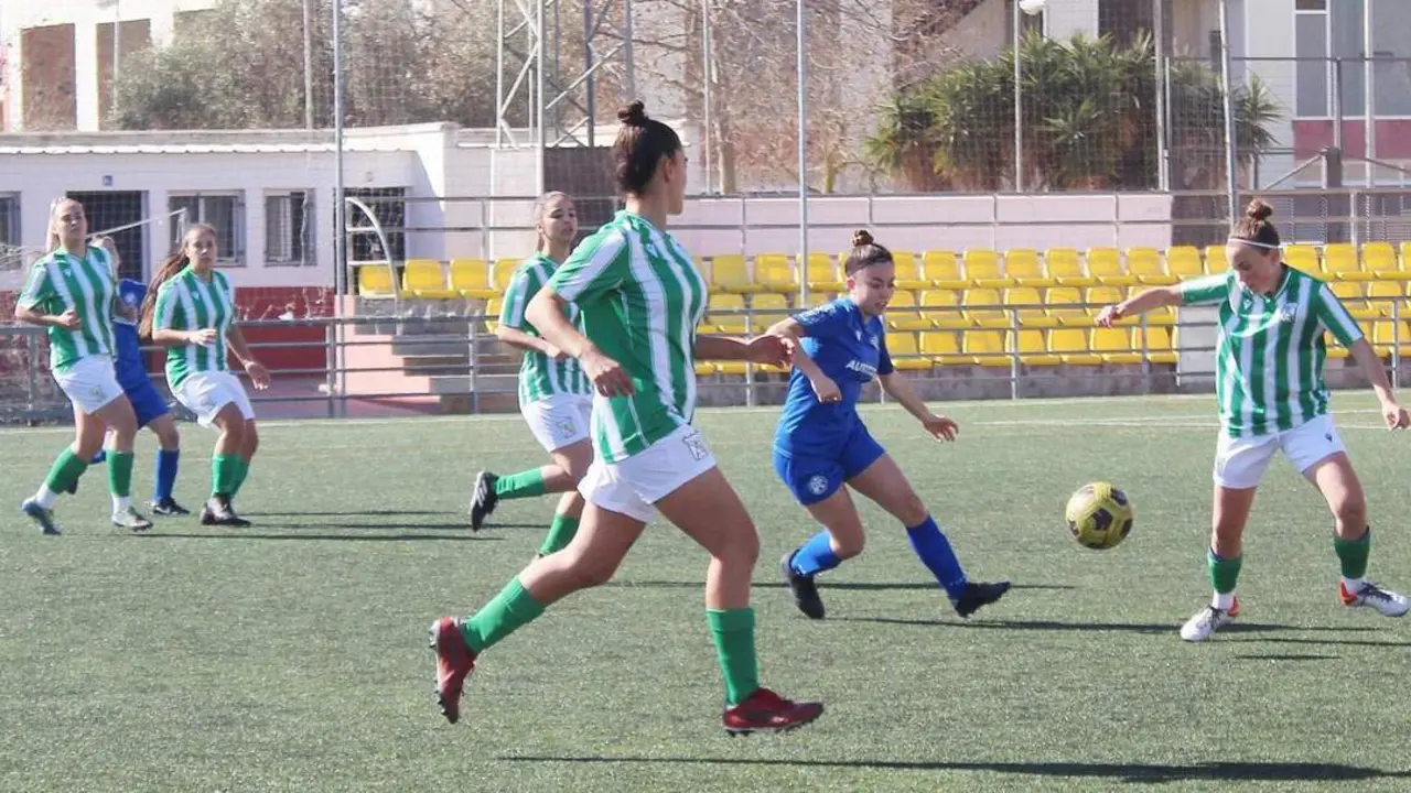 Antonia Cala despeja el bal&oacute;n en esta acci&oacute;n del partido - Ra&uacute;l J. Bustillos