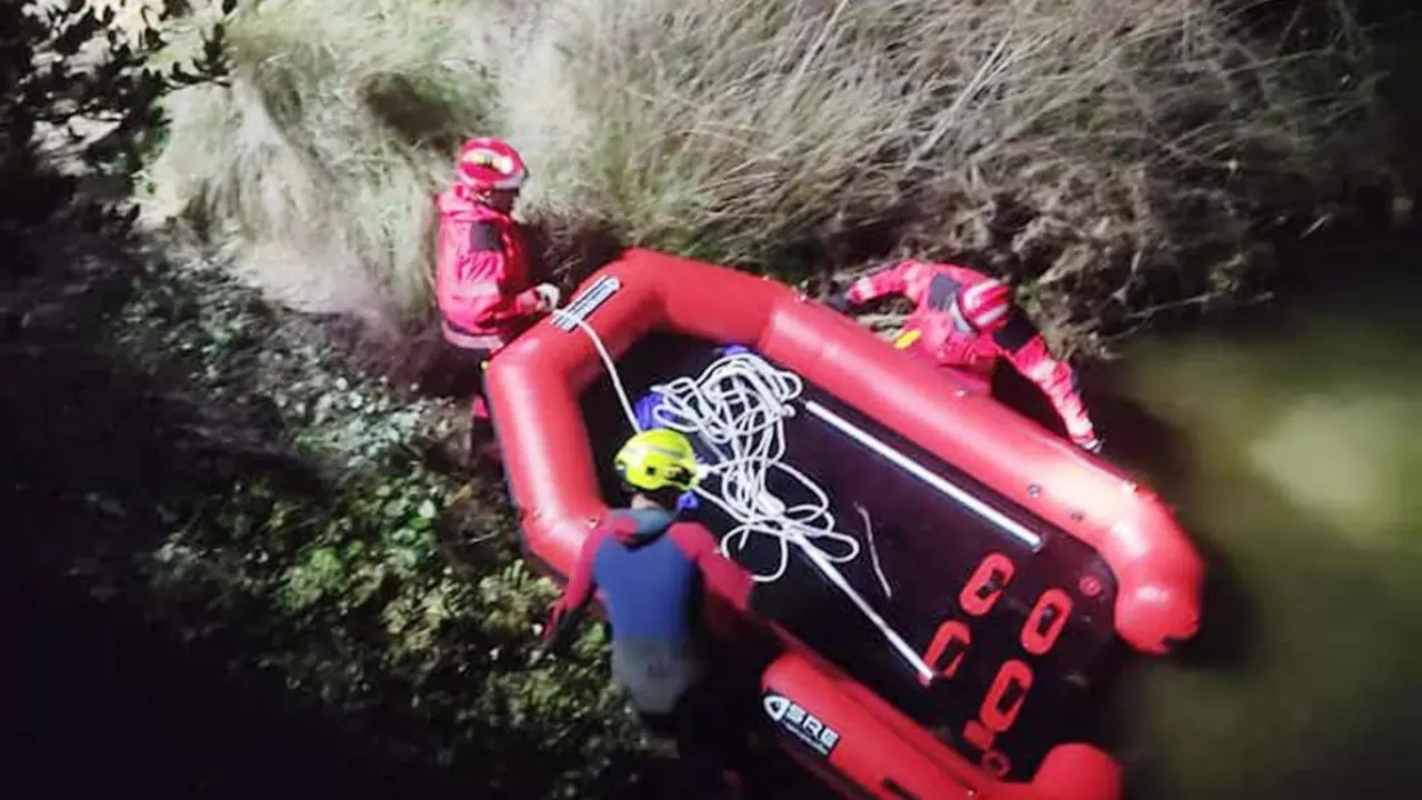Bomberos durante las labores de rescate del cuerpo. - Sab Bomberos Huelva Provincia