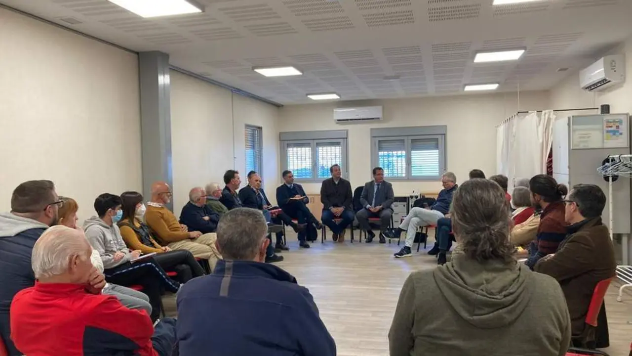 Reuni&oacute;n del Ayuntamiento con los vecinos. - Ayto