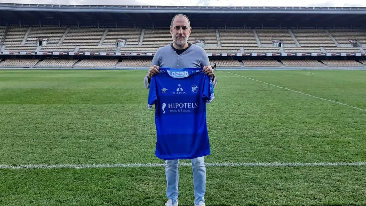 Romerito posa con la camiseta del Xerez DFC en Chap&iacute;n. - Viva Jerez
