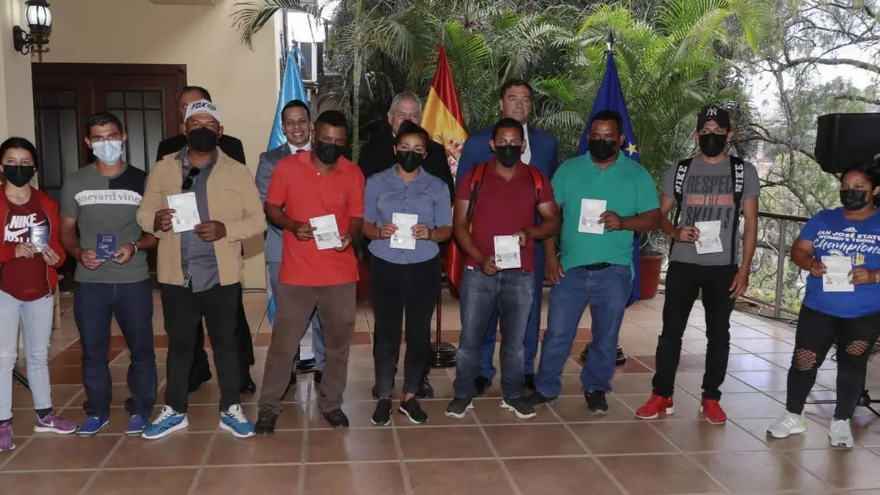 Algunos de los trabajadores hondure&ntilde;os que viajar&aacute;n a Huelva. - GUSTAVO AMADOR/EFE