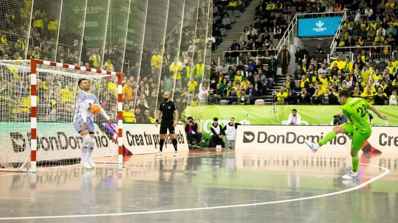 &Aacute;lex Gonz&aacute;lez detiene el penalti decisivo de la tanda. - Viva Ja&eacute;n
