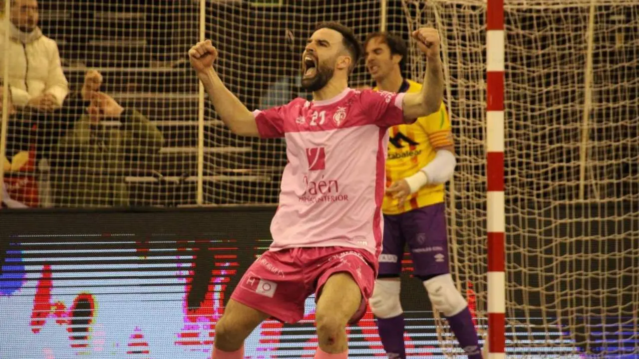 Michel tras anotar su penalti de la tanda. - Viva Ja&eacute;n