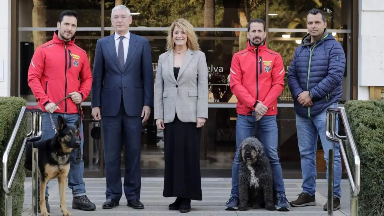 Pilar Miranda y representantes de Bomberos para el Mundo. - VH