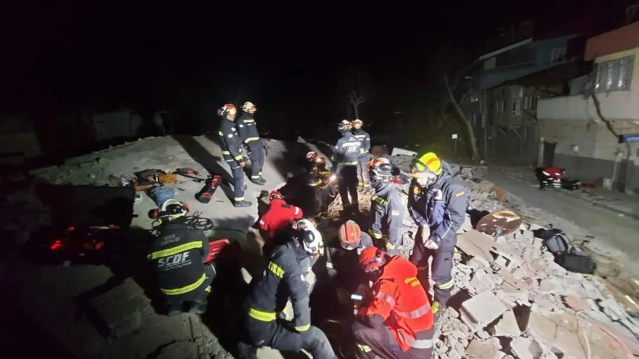Un bombero de Benalm&aacute;dena en las labores de rescate en Turqu&iacute;a. - Ayuntamiento