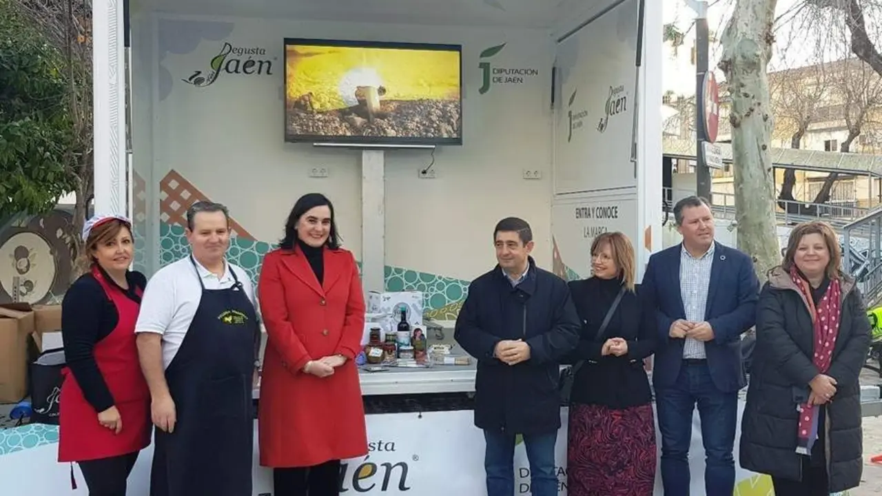 La Caravana Degusta Ja&eacute;n arranca en el mercado de Pe&ntilde;amef&eacute;cit de la capital