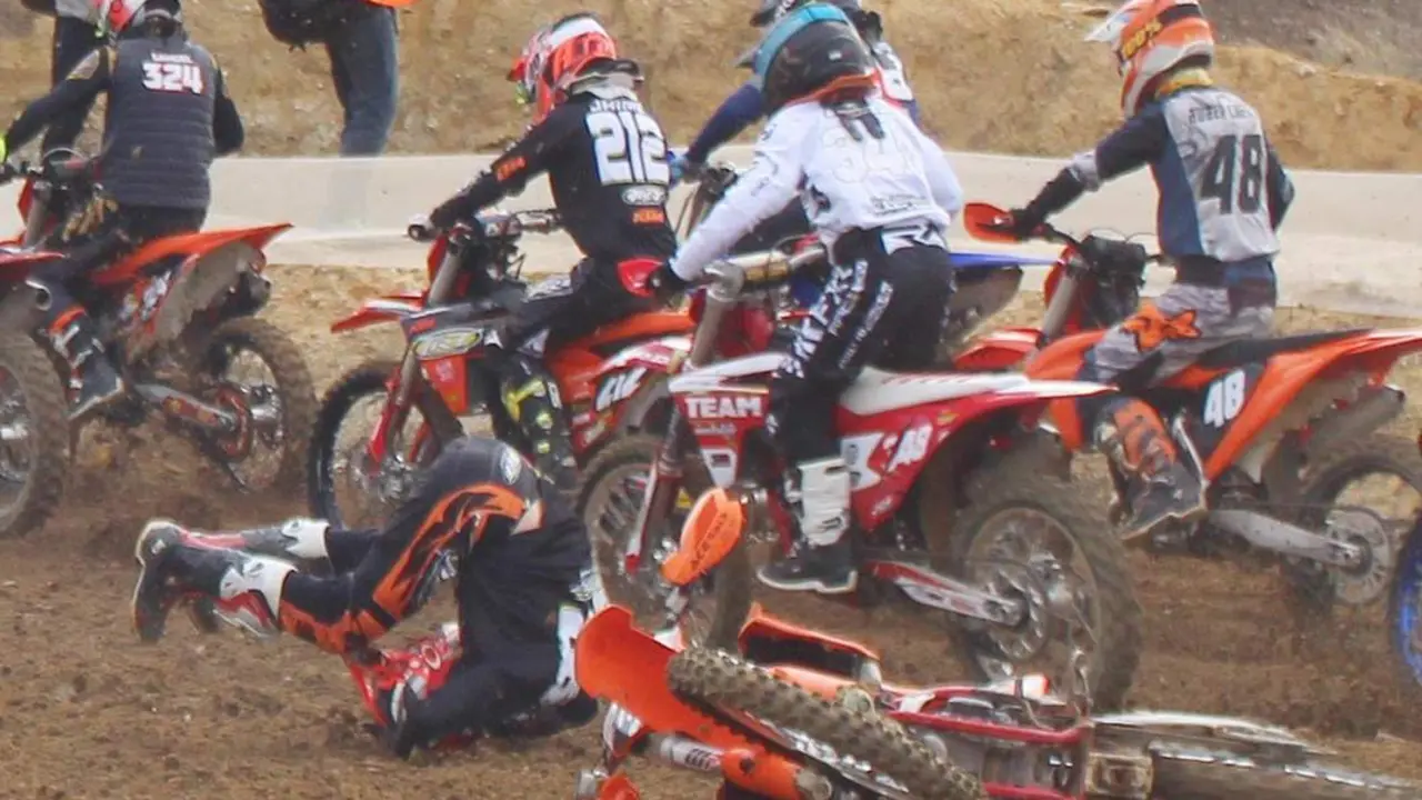 Uno de los pilotos que salieron despedidos de sus motos - Ra&uacute;l J. Bustillos