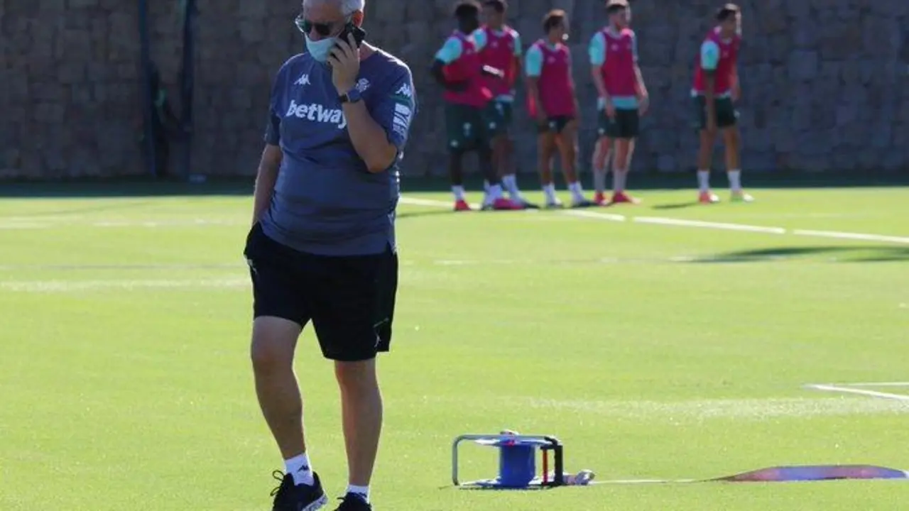 El director deportivo del Betis, Antonio Cord&oacute;n, en un entrenamiento.  - rbb