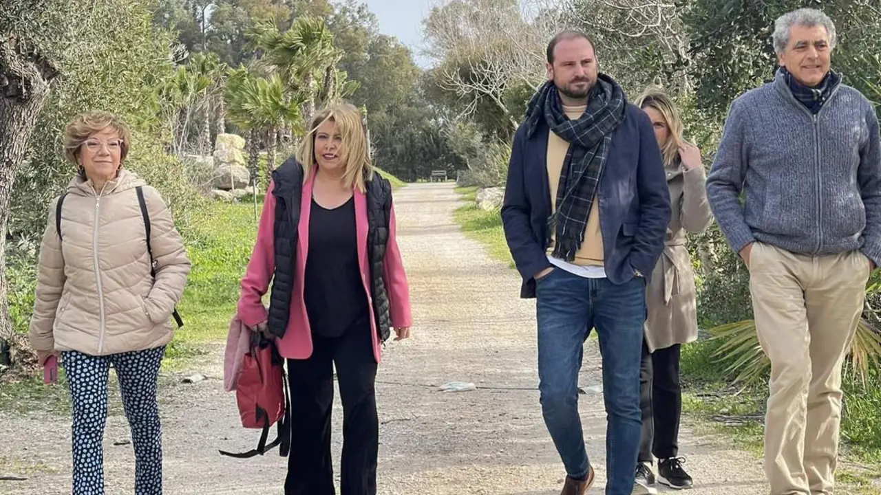 La alcaldesa en la visita a la finca de Santa Luc&iacute;a. - jerez.es