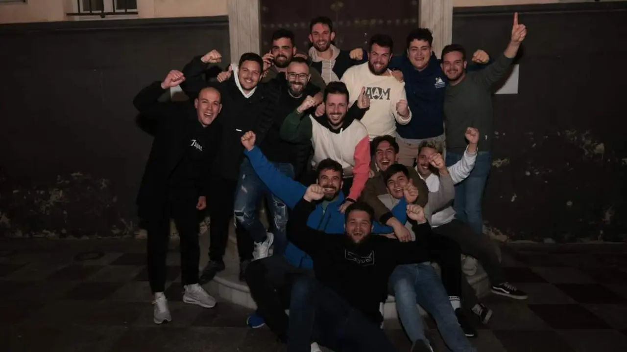 La comparsa 'C&aacute;diz de mi alma' celebra su pase a la final. - Ra&uacute;l Albera