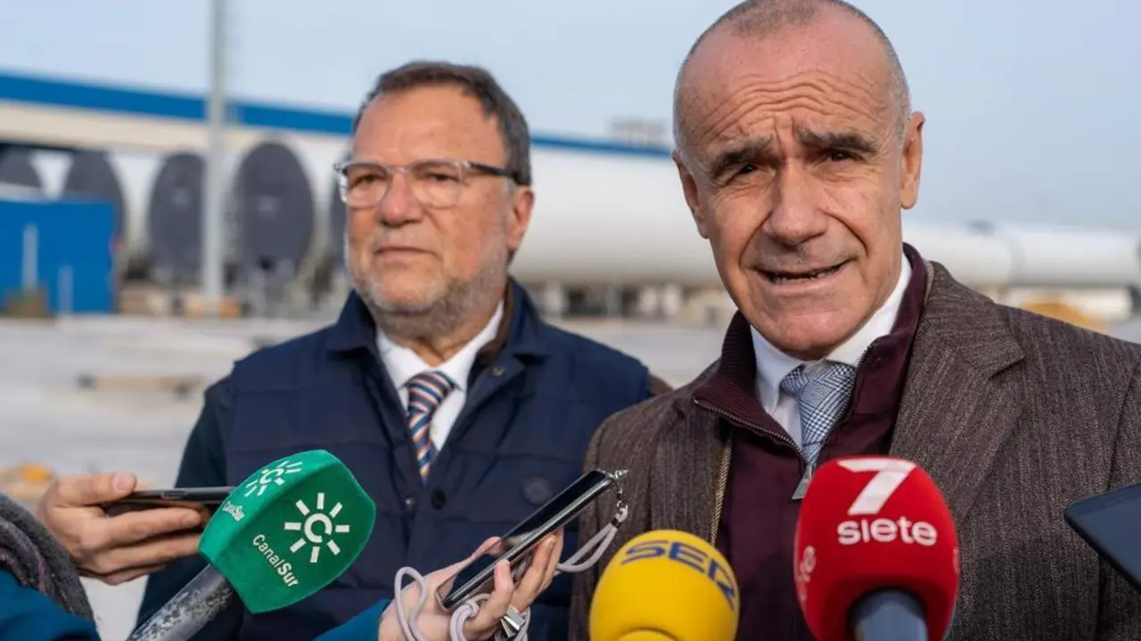 El alcalde de Sevilla, Antonio Mu&ntilde;oz, en una atenci&oacute;n a medios. - EP