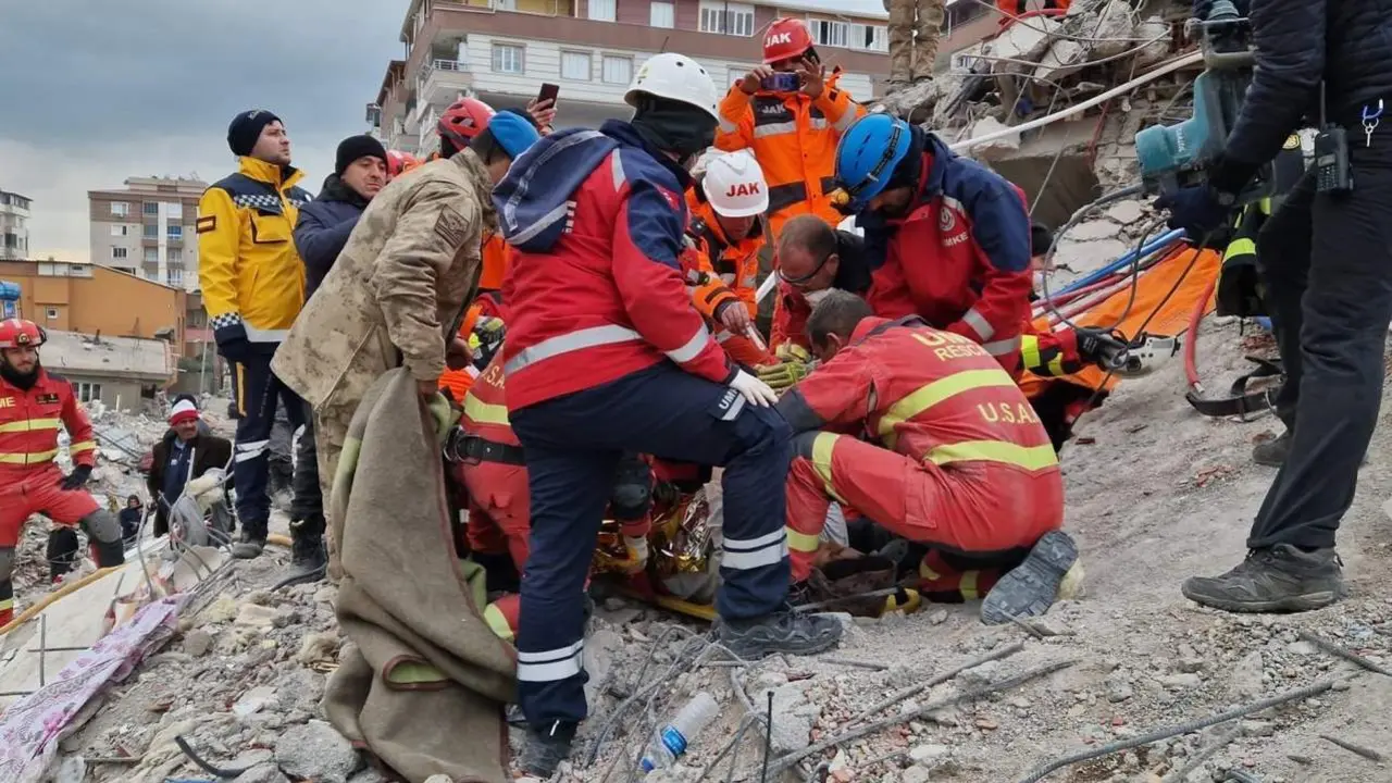 Miembros de la Unidad Militar de Emergencia en un rescate en Turqu&iacute;a. - MINISTERIO DE DEFENSA