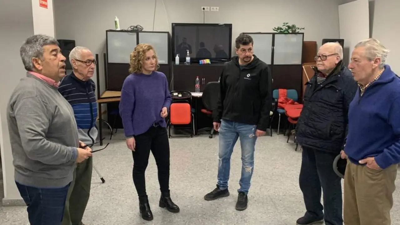 Susana Hornillo con miembros de la AAVV La Barzola. - Podemos-IU