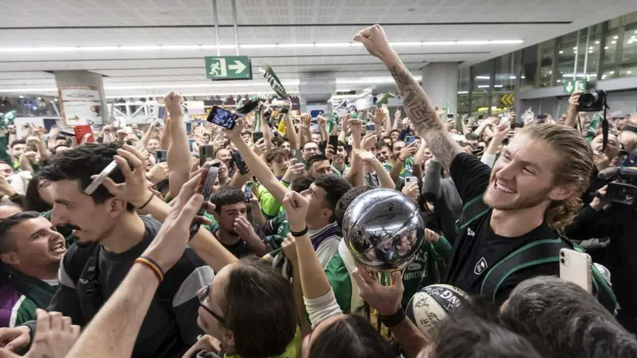 Celebraci&oacute;n en el Aeropuerto. - Daniel P&eacute;rez/EFE