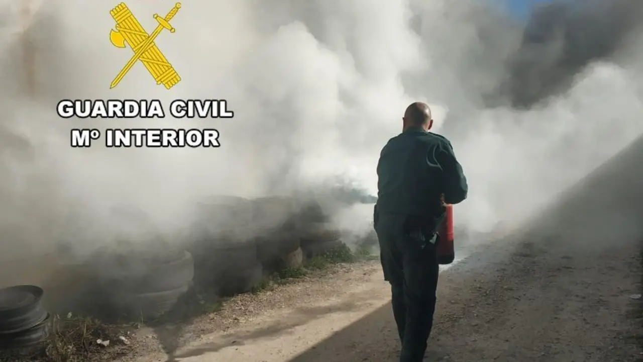 Agente de la Guardia Civil sofocando el incendio de neum&aacute;ticos.  - Europa Press