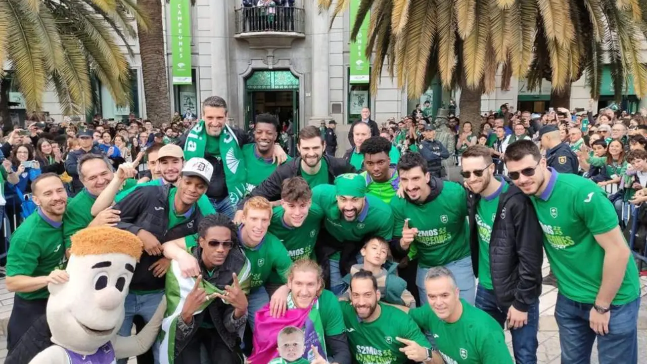 El Unicaja, en la celebraci&oacute;n de la Copa en el centro. - ALBERTO FUENTES