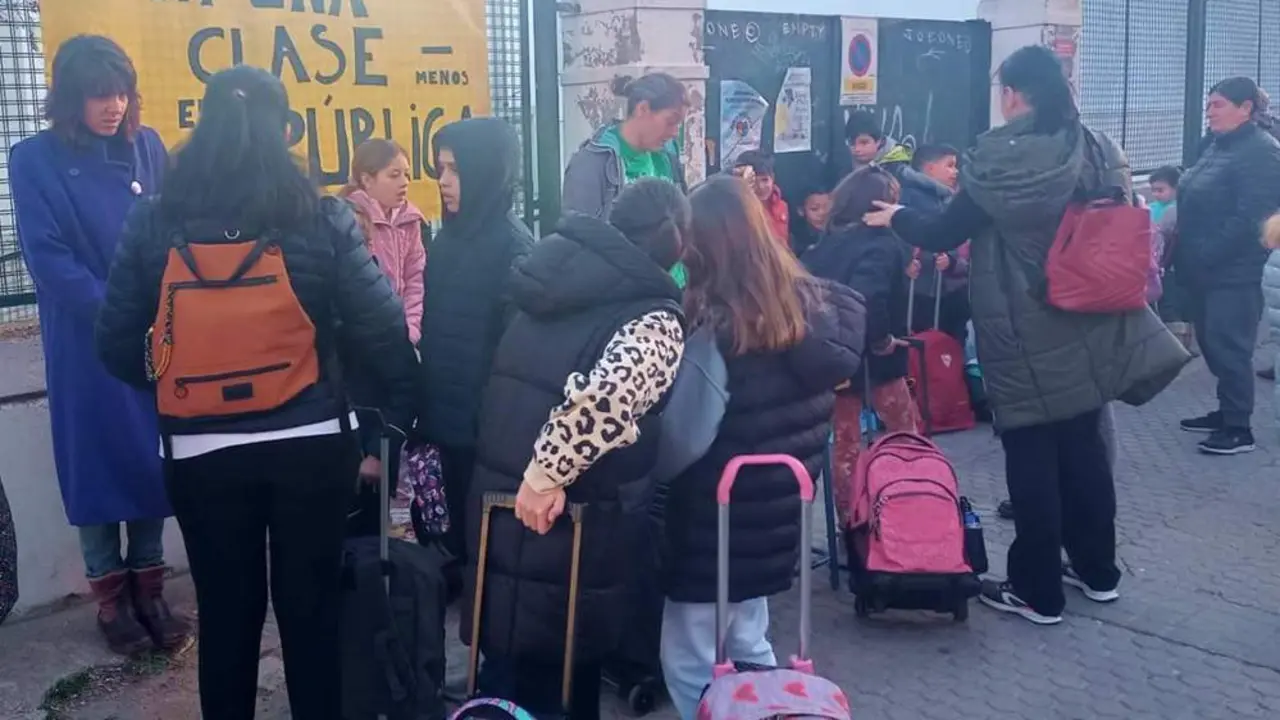 Campa&ntilde;a de recogida de firmas en el CEIP Calvo Sotelo. - Cedida