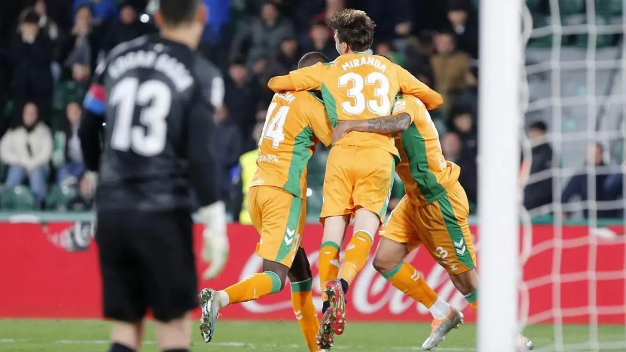 Jugadores del Betis celebran el gol de este viernes. - efe