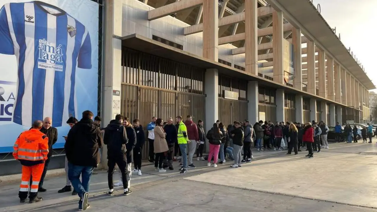 Colas para adquirir entradas. - MCF