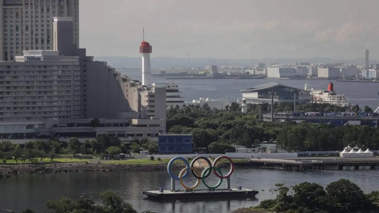  Una barcaza con los anillos ol&iacute;mpicos fondeada en la bah&iacute;a de Tokio. - EFE