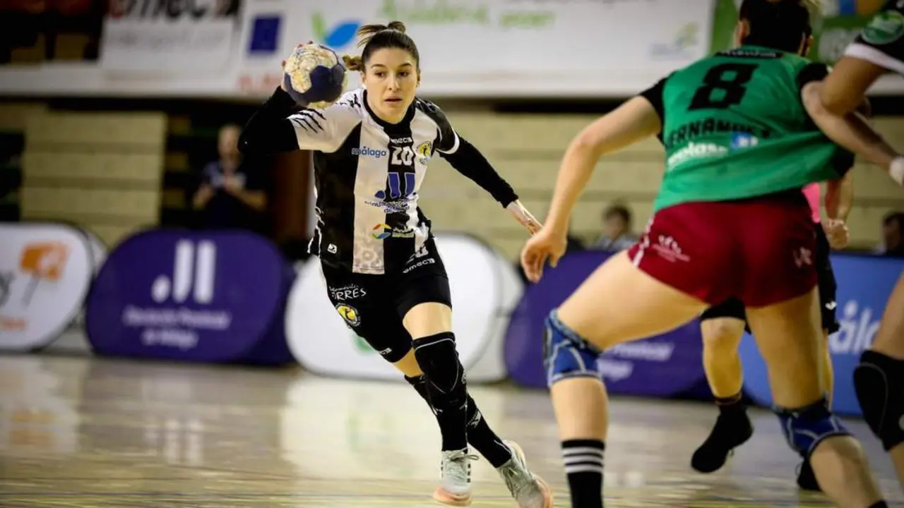 Espe L&oacute;pez, pieza clave del Costa del Sol, renueva hasta 2024. - BM COSTA DEL SOL