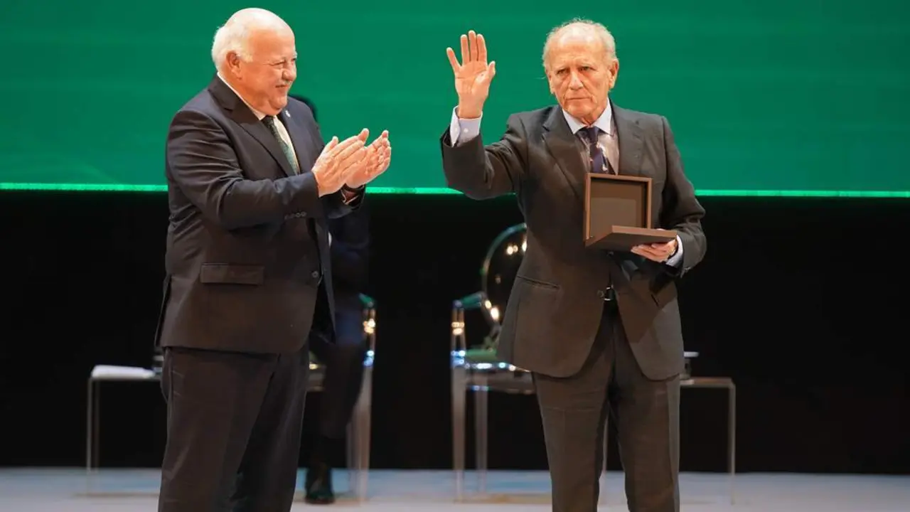 El Club Mediterr&aacute;neo de M&aacute;laga recibe la Medalla de Andaluc&iacute;a en su 150 aniversario