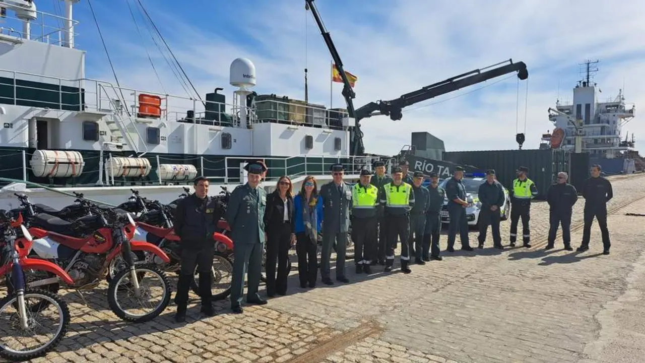 Acto de donaci&oacute;n de las motocicletas en el Puerto de C&aacute;diz.  - Delegaci&oacute;n del Gobierno