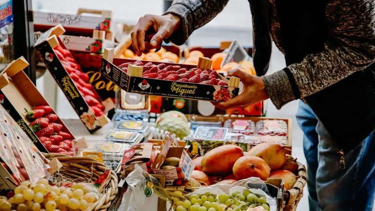 Una persona coge una caja de fresas en la fruter&iacute;a. - Europa Press