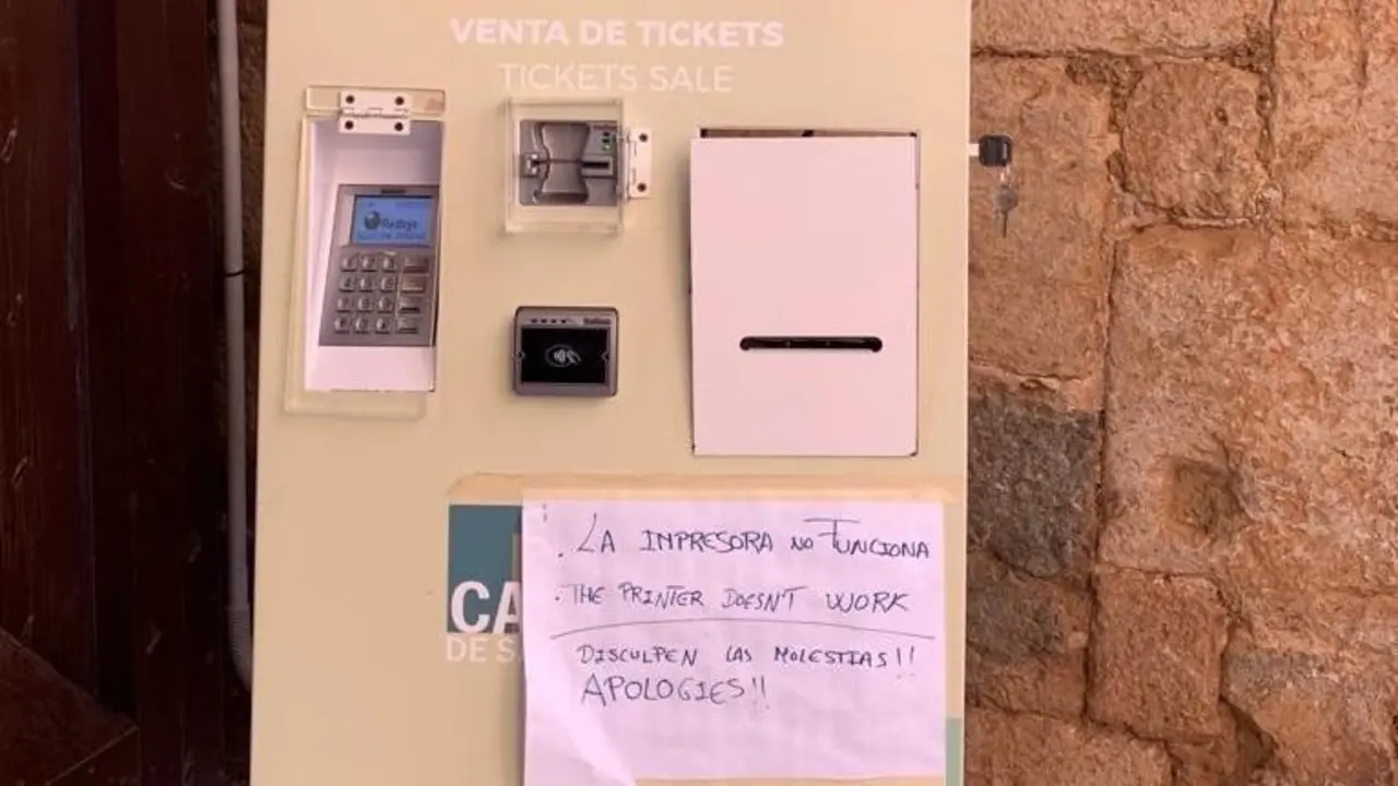 Expendedor de tiques en el castillo de Santa Catalina. - Viva Ja&eacute;n