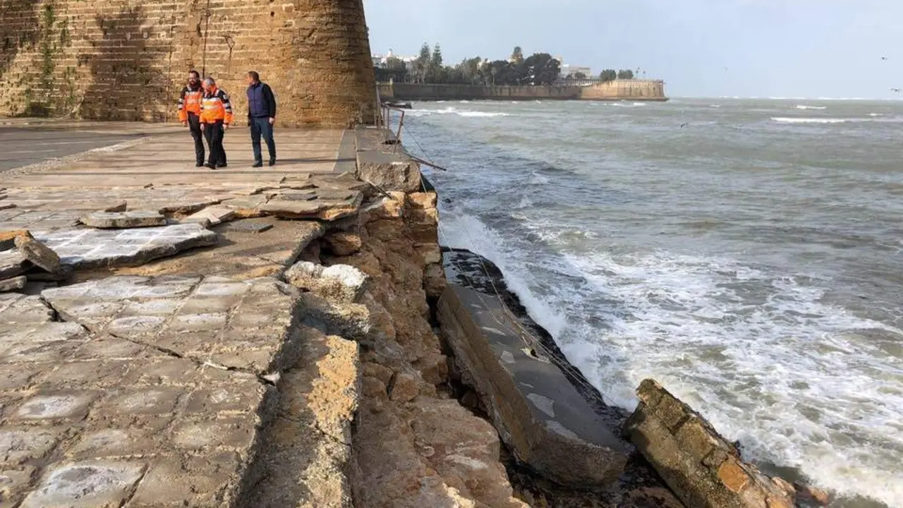 Derrumbes en las murallas de C&aacute;diz a pesar de los avisos