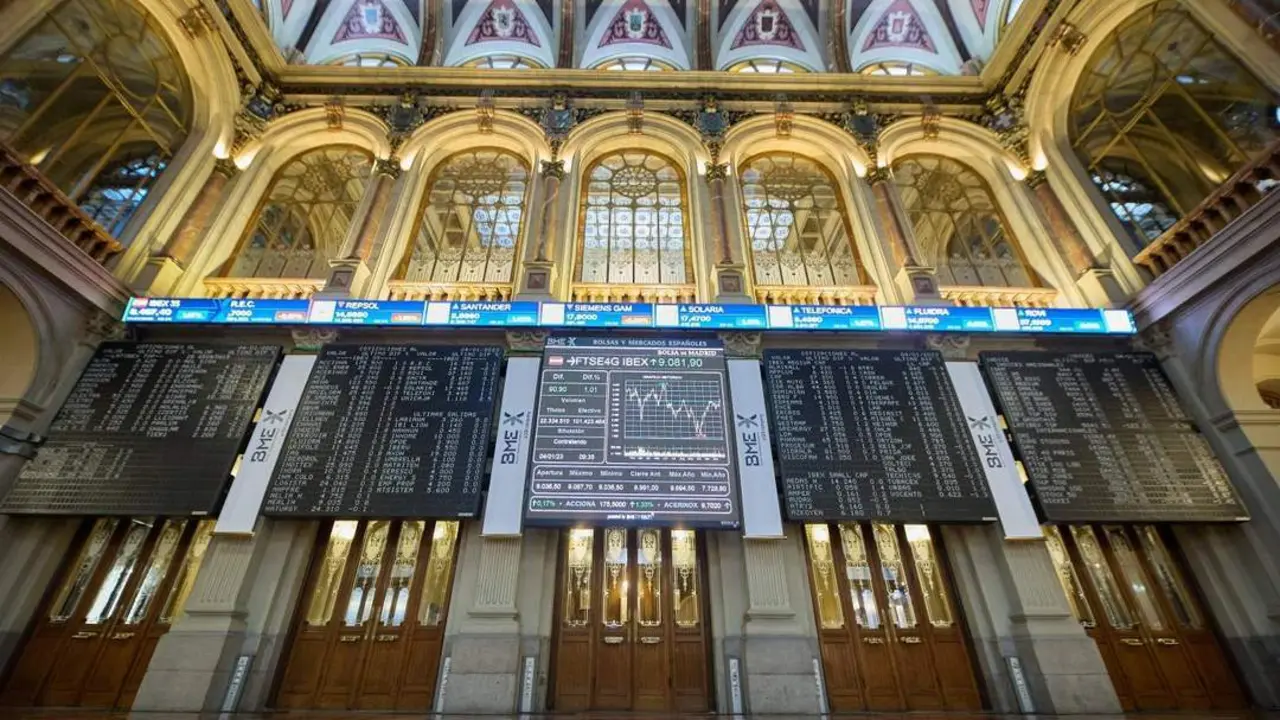 Varios paneles del Ibex 35 en el Palacio de la Bolsa. | Europa Press