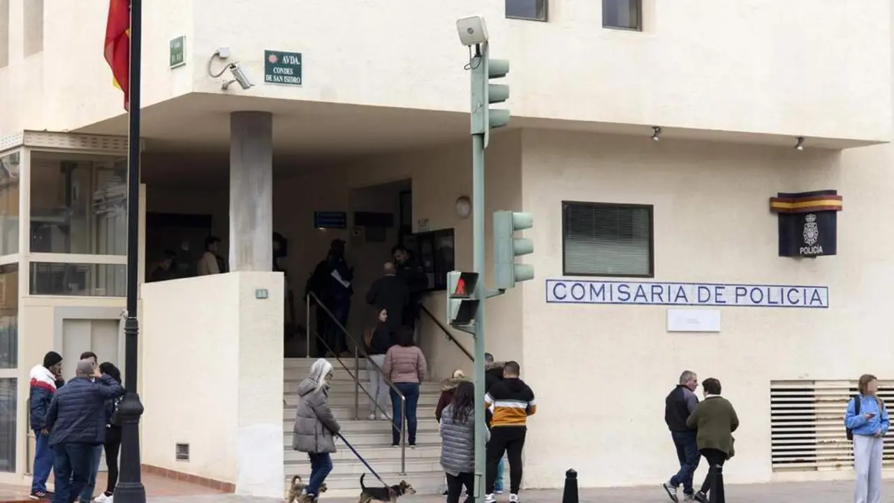 Comisar&iacute;a de Polic&iacute;a Nacional en Fuengirola. - EFE / Daniel P&eacute;rez